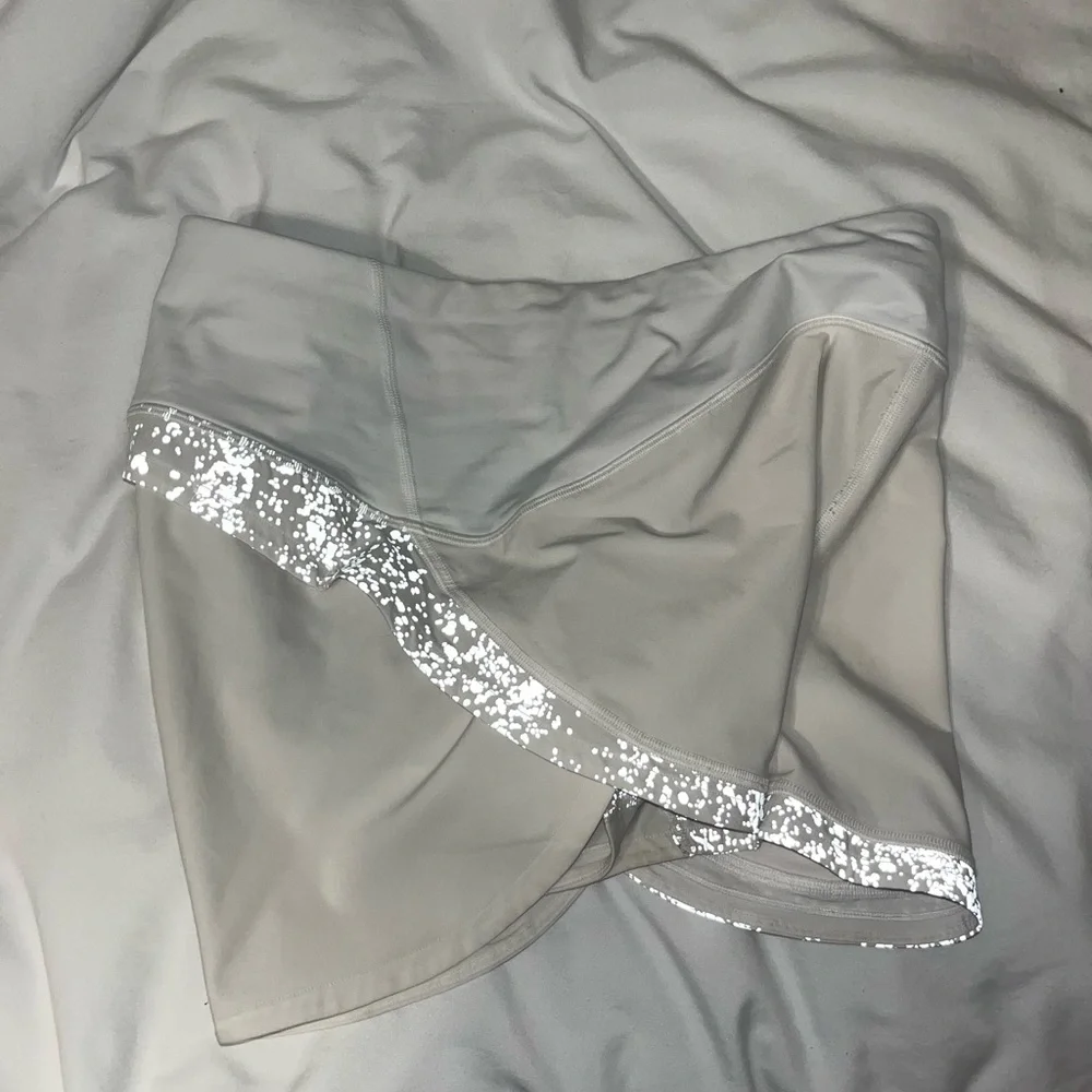 Lululemon size 6 high rise white shorts - Picture 2 of 4